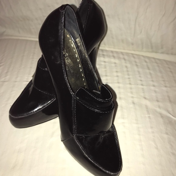 Sz 7 BCBGirls Patent Bootie - Picture 2 of 5